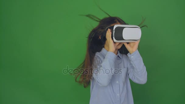 Vysoce kvalitní video, které nosí brýle s virtuální realitou. Šťastná dívka, která se potlouka ve virtuální realitě brýle, pomalý pohyb, kamera v 4k. — Stock video