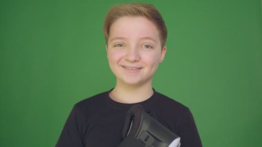 Sevimli küçük çocuk mutlu el hareketi Vr sanal gerçeklik 360 derece gözlük kullanıyor. Blackmagic Ursa üzerinde Mini 4,6 k vurdu. Slow motion video.