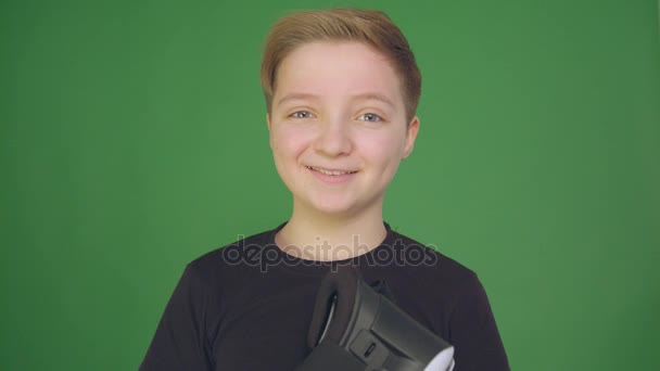 Милий маленький хлопчик жестикулюючи щасливо за допомогою віртуальної реальності Vr 360 градусів скло. Знятий на Blackmagic Ursa міні 4.6 k. Повільний рух відео. — стокове відео