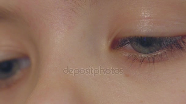 Detailní záběr holčička se dívá na ipad, odraz v očích. — Stock video