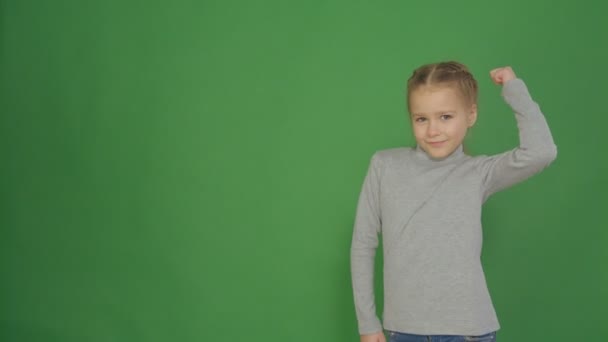 La chica muestra diferentes emociones sobre un fondo verde . — Vídeos de Stock