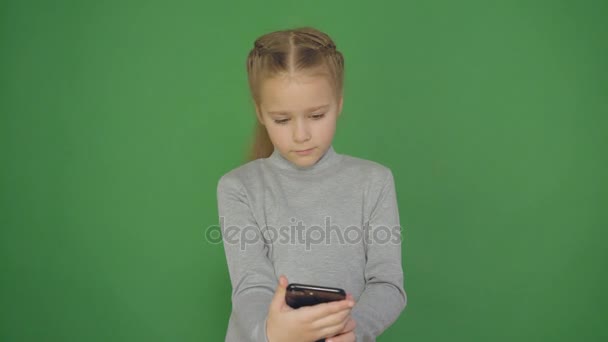 Κοριτσάκι παίζει και αγγίζοντας ένα κινητό τηλέφωνο, 4k — Αρχείο Βίντεο