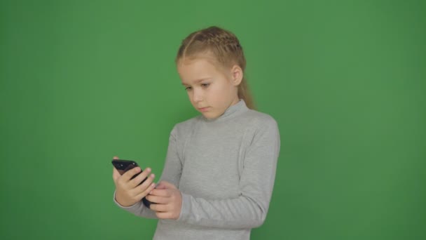小女孩玩和触摸手机, 4k — 图库视频影像