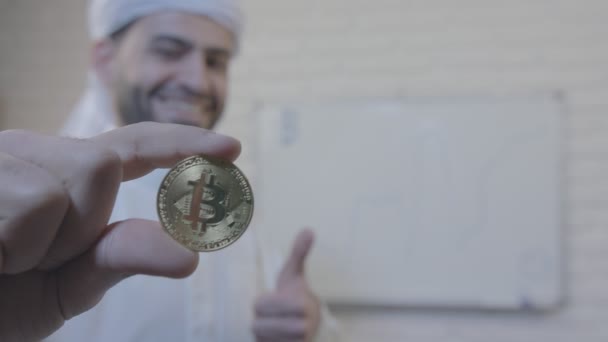 Arab ember felhívja a diagramot, és azt mutatja, a bitcoin. Bitcoin egy világméretű cryptocurrency és digitális fizetési rendszer. — Stock videók