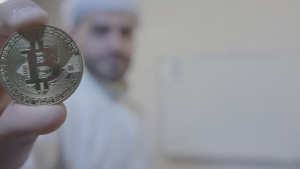 Bitcoin монету в руках людиною. Камера в 4 К. — стокове відео