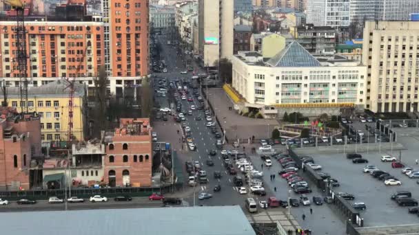 Time lapse vista del traffico e pedoni che attraversano l'incrocio occupato nel centro della città — Video Stock