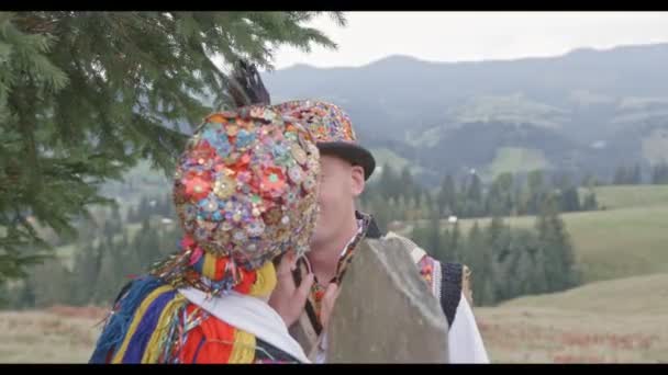 Karpatlar, Ukrayna 'da geleneksel Hutsul düğünü. Yürüyüşe çıkmış genç bir çift, mutlular ve seviyorlar — Stok video