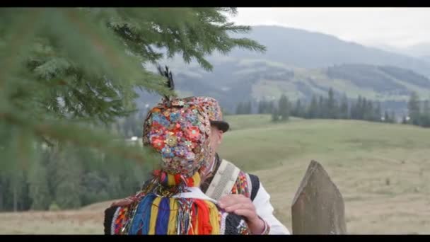 Casamento tradicional hutsul nos Cárpatos, Ucrânia. Casal jovem em uma caminhada, eles são felizes e amor — Vídeo de Stock