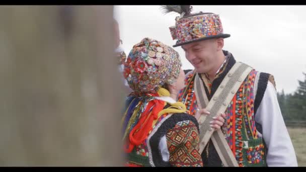 Tradicional boda Hutsul en los Cárpatos, Ucrania. Pareja feliz sonríe — Vídeos de Stock