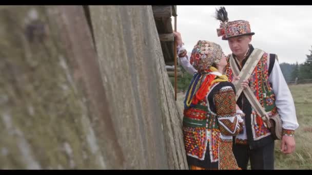 Traditionele Hutsul bruiloft in de Karpaten, Oekraïne. Gelukkige paar glimlacht — Stockvideo