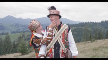 Ukrayna ulusal kostümlü genç kız ve erkek.