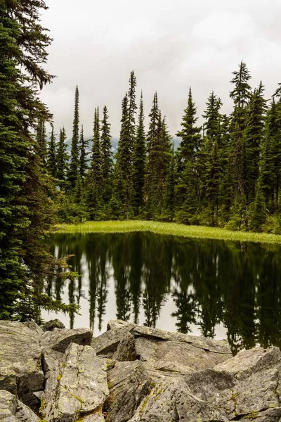 A small mountain lake — Stock Photo, Image