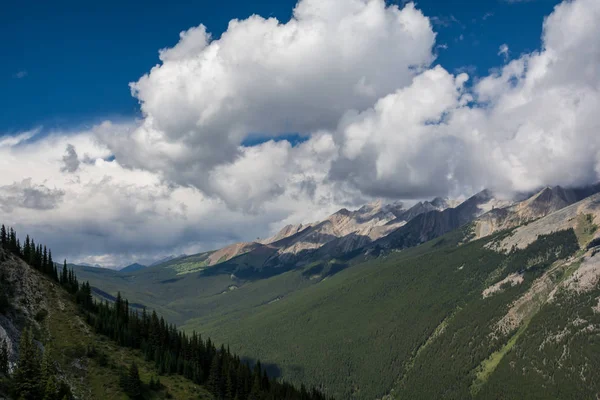 Montagnes canadiennes, nuages — Photo