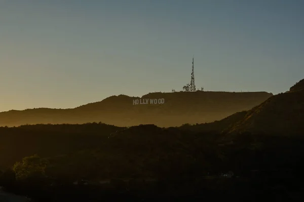 Het Hollywood teken met uitzicht op de Los Angeles. — Stockfoto