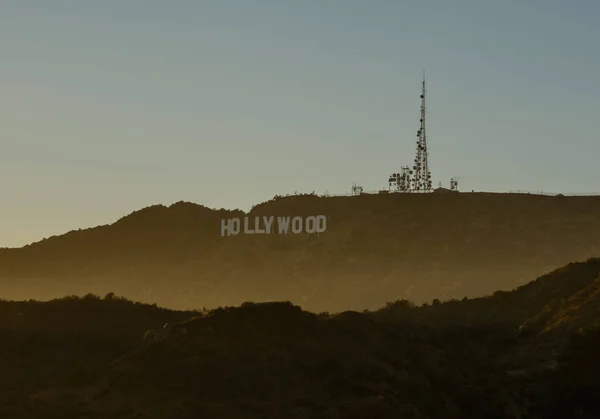 Znak Hollywood, z widokiem na Los Angeles. — Zdjęcie stockowe