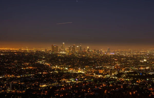 Los Angeles skyline på natten — Stockfoto