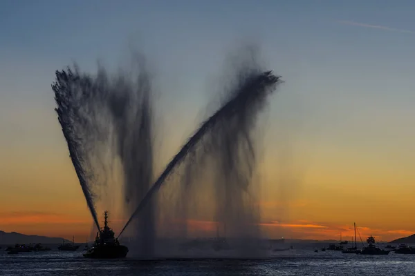Sprayer vatten som brandman båt — Stockfoto