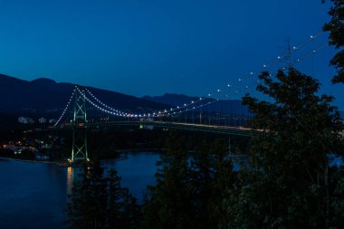 Lions Gate Köprüsü, Sunset ve akşam Vancouver, Kanada.