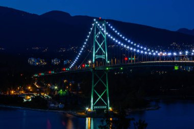 Lions Gate Köprüsü, Sunset ve akşam Vancouver, Kanada.
