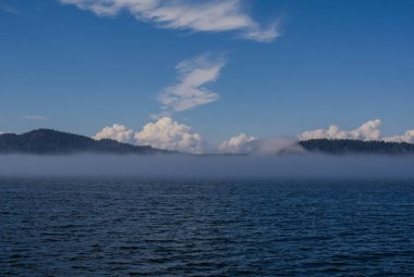 Sis okyanusta, adalar siste kaplıdır