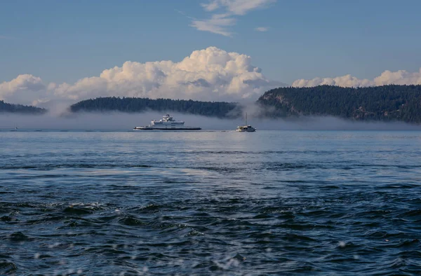 As ilhas e a balsa marítima estão cobertas de nevoeiro . — Fotografia de Stock