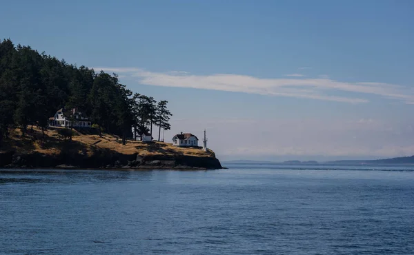 A lighthouse on the shore. — Stock Photo, Image