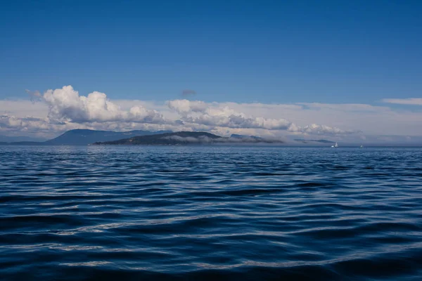 Fog on the ocean, the islands are covered in fog — Stock Photo, Image