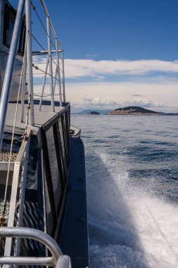 Dalgalar teknenin arkasında