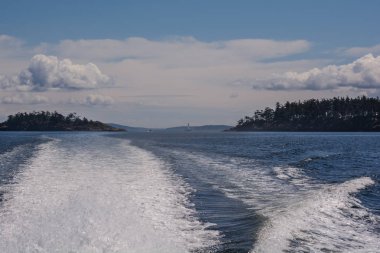 Dalgalar teknenin arkasında