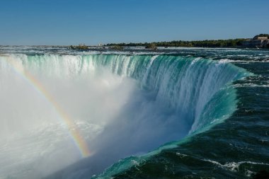 Niagara Falls, at nalı ve gökkuşağı