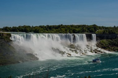 Niagara Falls, Kanada ve Amerika Birleşik Devletleri sınırında Gökkuşağı Köprüsü'nden görünümü