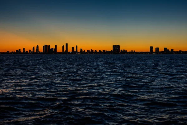 Gün batımında Toronto manzarası.