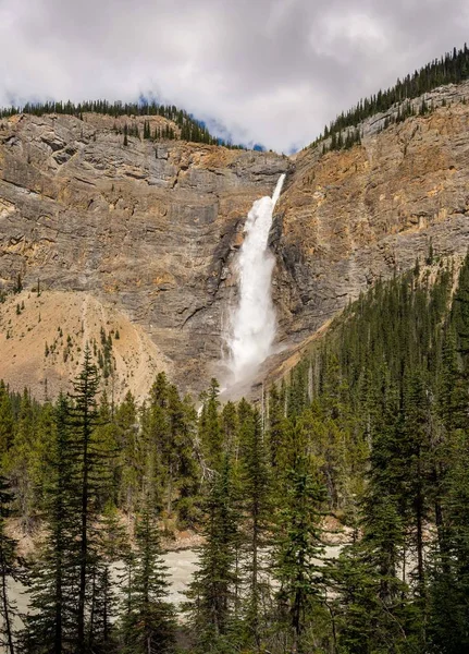 Takakkaw Falls waterfall in Yoho National Park. — Stock Photo, Image