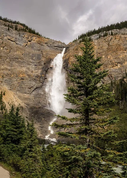 Takakkaw Falls waterfall in Yoho National Park. — Stock Photo, Image