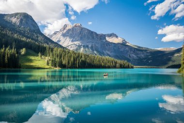 Yoho Ulusal Parkı 'ndaki Emerald Gölü