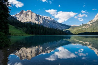 Yoho Ulusal Parkı 'ndaki Emerald Gölü