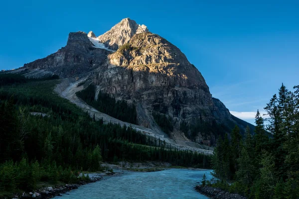 Його річки. Mt поля. Скелясті гори. Канада. — стокове фото