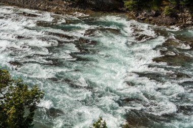 Görünüm yay sonbahar ve Bow Nehri