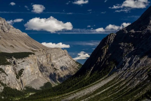 Montagnes canadiennes, nuages — Photo