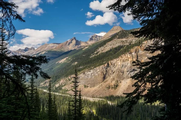 Takakkaw Falls waterfall in Yoho National Park. — Stock Photo, Image