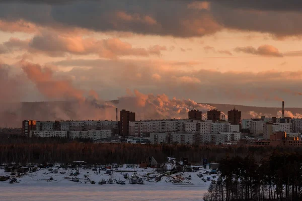 Humo de la planta industrial sobre la ciudad en las nubes. Tubos de humo de fábrica . — Foto de Stock