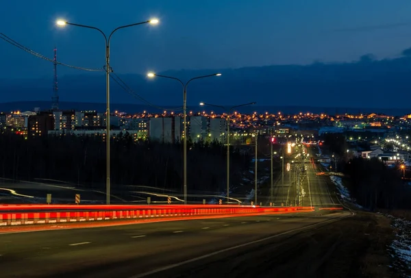 Gece şehir ve yol