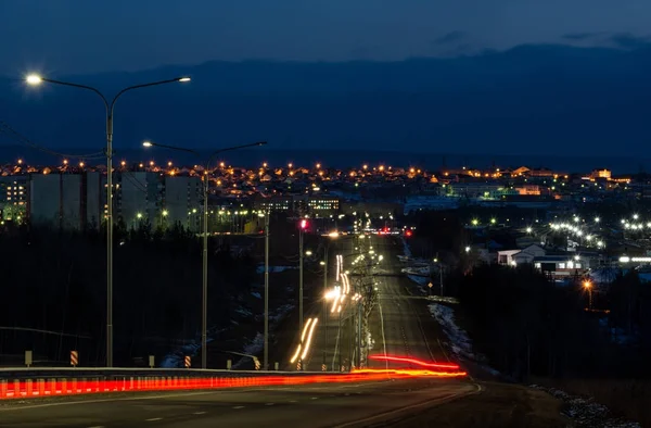 Ciudad nocturna y carretera — Foto de Stock