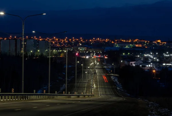 Gece şehir ve yol