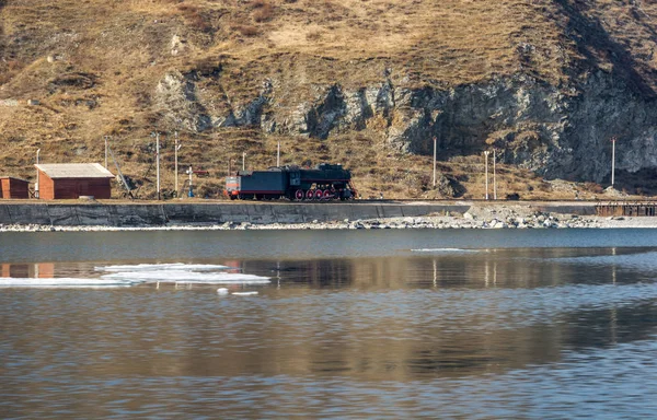 Vieja locomotora soviética se encuentra en un camino sin salida . — Foto de Stock