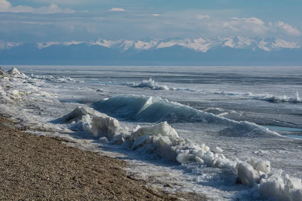 Winter Baikal. ijs gebonden Baikal. grenzeloze afstand. — Stockfoto