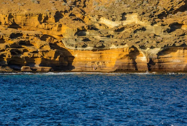 テネリフェ島、海で黄色の山 — ストック写真