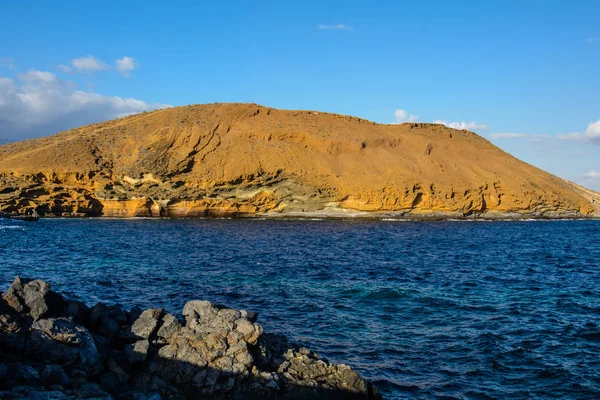 Gele bergen aan zee, Tenerife — Stockfoto