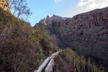 Tenerife şehrindeki su temini için küçük kanal