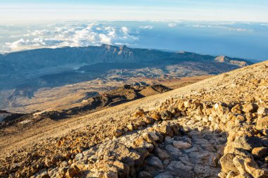 Volkanın tepesindeki patika. Tenerife, Kanarya Adası, İspanya 'da gün doğumunda volkan patlaması